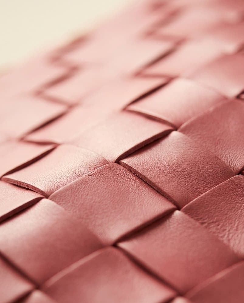 Close-up of the oversized checkerboard weave, 5 cm straps on the Rosa